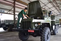Thăm "bệnh viện" chữa xe quân sự của Việt Nam