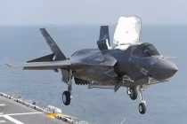 Xem siêu tiêm kích F-35B hạ cánh như trực thăng 
