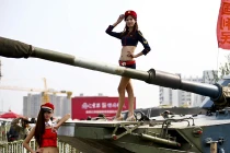 Mỹ nhân tạo dáng bên vũ khí Trung Quốc