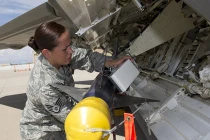 Cận cảnh quá trình lắp vũ khí cho tiêm kích F-22 