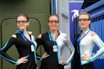 Ngắm “bóng hồng” cực xinh ở triển lãm vũ khí Nga