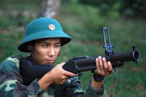 Chiến sĩ Việt Nam luyện súng diệt bộ binh, xe tăng