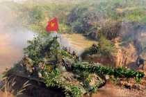 Lữ đoàn tăng 215 diễn tập thực binh CH-13