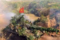 Lữ đoàn tăng 215 diễn tập thực binh CH-13