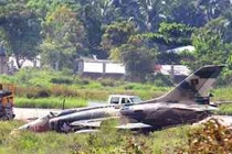 Cường kích Q-5 Trung Quốc đâm xuống ruộng ngô