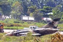 Cường kích Q-5 Trung Quốc đâm xuống ruộng ngô