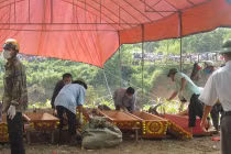 Đón 4 thi thể, người nhà gào khóc, ngất lịm