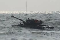 Xem xe tăng Trung Quốc tự bơi trên biển