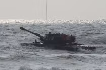Xem xe tăng Trung Quốc tự bơi trên biển