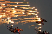 Ảnh QS cuối tuần: Su-27 "chế" pháo hoa tuyệt đẹp