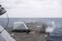 Chiến hạm Mỹ bắn pháo trên Biển Đông