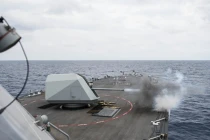 Chiến hạm Mỹ bắn pháo trên Biển Đông