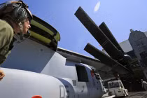 Xem “ưng biển” MV-22B lên tàu tới Nhật Bản