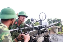 Chiến sĩ Trung đoàn 66 huấn luyện bắn máy bay