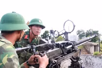 Chiến sĩ Trung đoàn 66 huấn luyện bắn máy bay