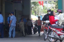 Dễ dàng bồng trẻ sơ sinh ra khỏi bệnh viện