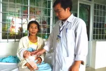 Cứu sống bé trai hơn tháng tuổi đã ngưng thở