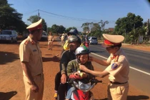 CSGT Đắk Nông "thổi còi" người đi xe máy để... tặng quà Tết