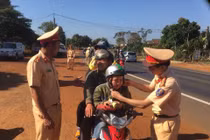 CSGT Đắk Nông "thổi còi" người đi xe máy để... tặng quà Tết