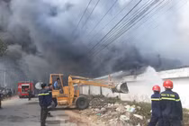 Cháy khủng khiếp ở công ty gỗ rộng 10.000 m2 tại Bình Dương