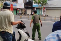 Nghi án thanh niên cầm súng, lựu đạn cướp ngân hàng Đông Á ở Sài Gòn