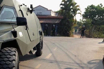 Nổ súng sới bạc 4 người chết: Xe bọc thép và hàng trăm cảnh sát vây bắt thượng úy CA 