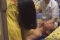 Khó đỡ cảnh soái ca sợ hãi, gào thét khi bị tiêm