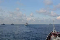 Ảnh tàu Đinh Tiên Hoàng diễn tập với siêu hạm các nước