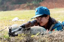 Mục kích nữ dân quân Việt Nam luyện bắn súng K63