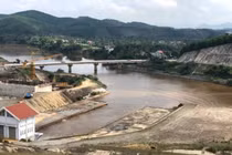 Nước hồ Ngàn Trươi lại chuyển màu lạ, dân hoang mang