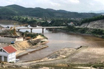 Nước hồ Ngàn Trươi lại chuyển màu lạ, dân hoang mang