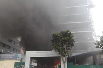 Khói lửa mịt mùng bao trùm chung cư QMS Tower ở Hà Nội