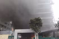 Khói lửa mịt mùng bao trùm chung cư QMS Tower ở Hà Nội