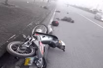 Hy hữu: Nam thanh niên ngã ra đường gây tai nạn, 2 người thương vong