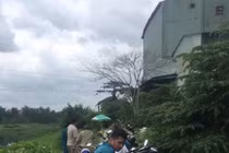 Phát hiện nam thanh niên chết bất thường bên lề đường