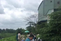 Phát hiện nam thanh niên chết bất thường bên lề đường