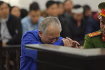 Thảm sát cả nhà em trai ở Đan Phượng: Kẻ giết 4 người sụt sùi khóc giữa tòa