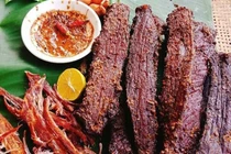 Thịt lợn gác bếp, bán nhiều vô kể, giá rẻ đáng ngờ