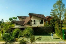 Vẻ đẹp 'gây nghiện' của ngôi nhà mái chồng mái phá cách