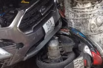 Ô tô điên gây tai nạn liên hoàn, 3 người bị thương nặng