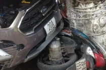 Ô tô điên gây tai nạn liên hoàn, 3 người bị thương nặng