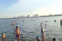 Hàng trăm người dân biến Hồ Tây, sông Hồng thành bãi tắm mùa hè