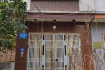 Nhà đóng cửa im ỉm, người dân ngó vào thấy 3 xác người