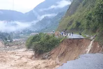 Lũ quét kinh hoàng tại Lai Châu, cả 1 đoạn đường biến mất trong nháy mắt