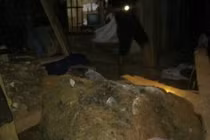 Đang ngủ, cháu bé bị đá khổng lồ lăn vào nhà đè tử vong