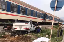 Thiếu quan sát, người phụ nữ điều khiến ô tô bị tàu cán tử vong