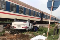 Thiếu quan sát, người phụ nữ điều khiến ô tô bị tàu cán tử vong