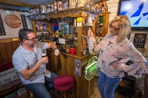 Chiêu giữ chồng siêu đặc biệt: Xây quán rượu ngay tại nhà để khỏi đi nhậu