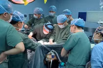 Bị thanh sắt xoắn đâm xuyên người, thanh niên thoát chết thần kỳ