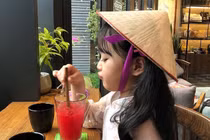 Hot kid Hàn có 1,7 triệu follow khoe mặc áo dài, đội nón lá ở Đà Nẵng